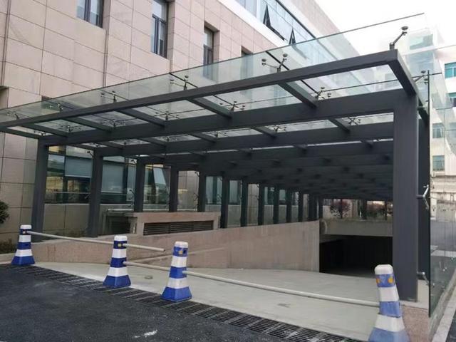 坡道玻璃雨棚